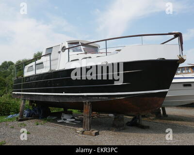 Vue extérieure d'un vieux bateau à coque en acier en train d'être dépouillé et reapired et remis sous la forme d'un projet Banque D'Images