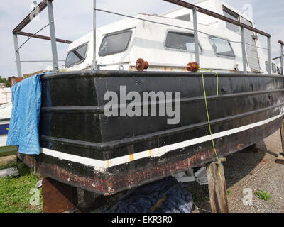 Vue extérieure d'un vieux bateau à coque en acier en train d'être démontés et réparés et remis en tant que projet Banque D'Images