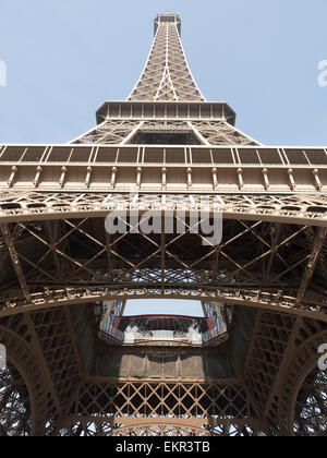 Du point de vue de vew la Tour Eiffel à Paris contre un ciel bleu clair Banque D'Images