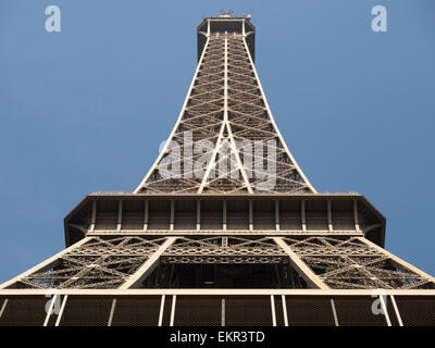 Du point de vue de vew la Tour Eiffel à Paris contre un ciel bleu clair Banque D'Images