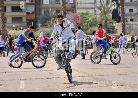 Le Caire, Égypte. 13 avr, 2015. Les enfants égyptiens avec leurs familles jouer à un jardin au Caire le 13 avril 2015. Les égyptiens célèbrent la Sham El Nessim, ou le Festival de brise de printemps, qui marque le début du printemps Crédit : Amr Sayed/APA/Images/fil ZUMA Alamy Live News Banque D'Images