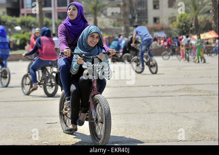 Le Caire, Égypte. 13 avr, 2015. Les enfants égyptiens avec leurs familles jouer à un jardin au Caire le 13 avril 2015. Les égyptiens célèbrent la Sham El Nessim, ou le Festival de brise de printemps, qui marque le début du printemps Crédit : Amr Sayed/APA/Images/fil ZUMA Alamy Live News Banque D'Images