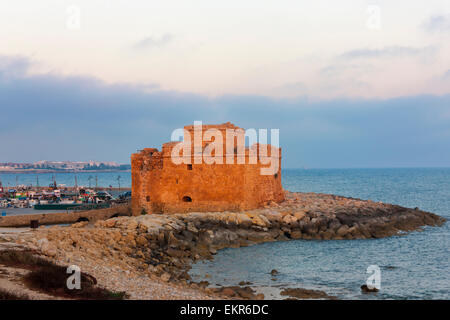 Château médiéval de Paphos (Pafos) et le port au coucher du soleil, République de Chypre Banque D'Images