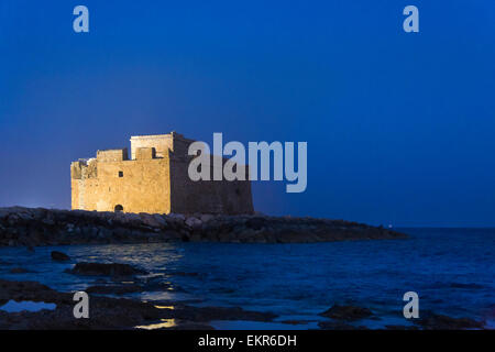 Vue de la nuit de château médiéval de Paphos (Pafos), République de Chypre Banque D'Images