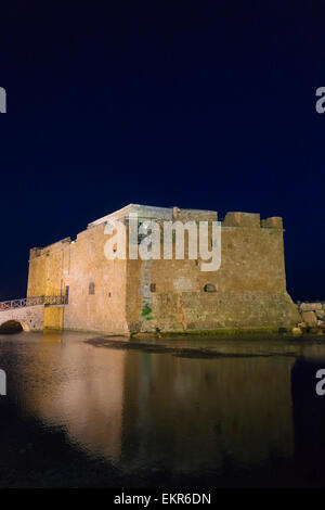 Vue de la nuit de château médiéval de Paphos (Pafos), République de Chypre Banque D'Images