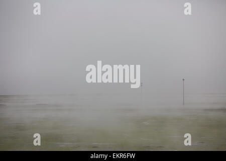 Brouillard de mer couvre la partie supérieure de Chichester Harbour sur un matin de printemps Banque D'Images