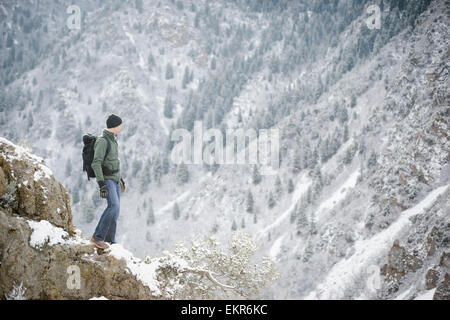 Un homme de la randonnée dans les montagnes à la recherche permanent dans une vallée. Banque D'Images