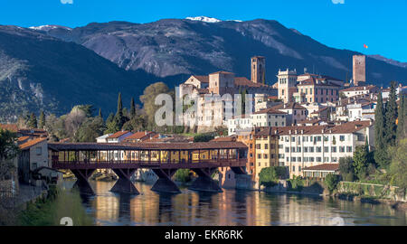 Bassano del Grappa, une ville dans le nord de l'Italie.Le Monte Grappa est en haut de la photo. Il est bien connu pour sa grappa. Banque D'Images