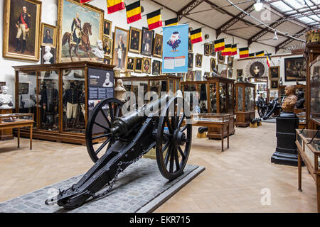 19e siècle canons, armes et uniformes au Musée royal de l'Armée et d'Histoire Militaire à Bruxelles, Belgique Banque D'Images