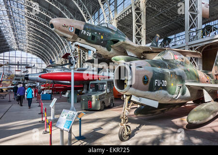 Hall de l'aviation d'avions de combat à réaction et les avions militaires au Musée royal de l'armée et d'Histoire Militaire à Bruxelles, Belgique Banque D'Images