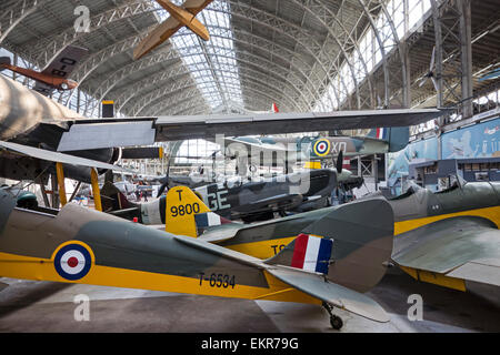 Hall de l'aviation avec des avions militaires au Musée royal de l'armée et d'Histoire Militaire à Bruxelles, Belgique Banque D'Images