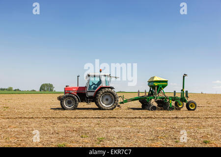 John Deere Tractor pulling 750A semoir à semis direct sur les terres agricoles de travail Banque D'Images