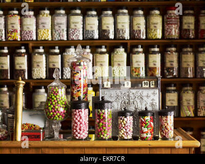 Sucreries traditionnelles affichées dans de grands pots de verre sur les étagères d'un sweet shop. Banque D'Images