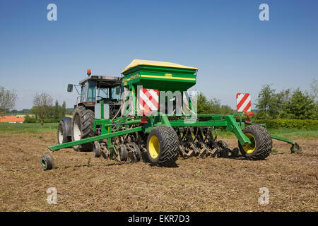 John Deere Tractor pulling 750A semoir à semis direct sur les terres agricoles de travail Banque D'Images