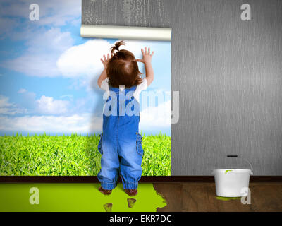 Enfant drôle hanging wallpaper, réparations. Eco house concept. Banque D'Images