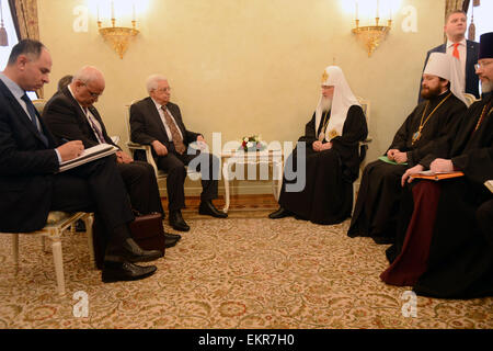 Moscou, Moscou, Fédération de Russie. 13 avr, 2015. Le président palestinien Mahmoud Abbas rencontre le Patriarche orthodoxe russe Kirill de Moscou, 13 avril 2015. Mahmoud Abbas est en visite officielle en Russie : Crédit Thaer Ganaim Images/APA/ZUMA/Alamy Fil Live News Banque D'Images