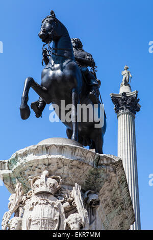 La statue du roi Charles 1er avec le magnifique Nelsons Column en arrière-plan à Trafalgar Square, Londres. Banque D'Images