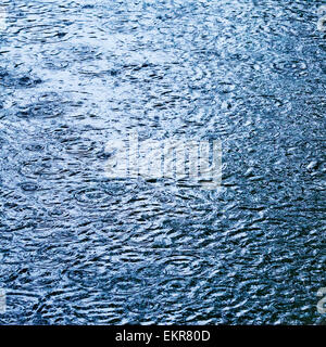 Gouttes de pluie sur l'eau, une forte averse, closeup Banque D'Images