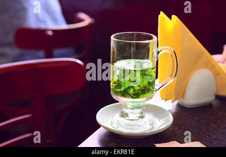 Transparent tasse de thé à la menthe sur la table in cafe Banque D'Images