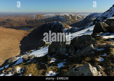 Haweswater et rugueux Crag par en dessous du sommet de la rue Haute. Matin d'hiver enneigé sur High Street Banque D'Images