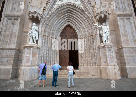 Gaeta, les touristes en face de l'église Saint François, lazio, Italie Banque D'Images