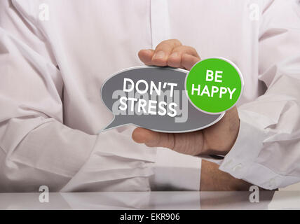 Image d'une main tenant l'homme bulle avec le texte n'est pas le stress, être heureux, chemise blanche. concept de bonheur et relaxatio Banque D'Images
