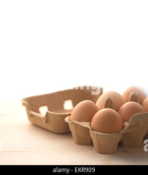 6 oeufs de poule dans une boîte en carton. À partir de bois blanc à gradient d'espace libre pour le texte, l'effet de flou. Banque D'Images
