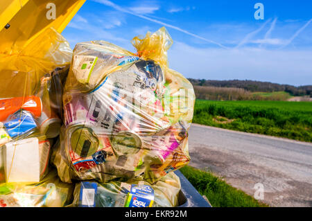 Représentant une poubelle conseil débordant de déchets recyclables - France. Banque D'Images