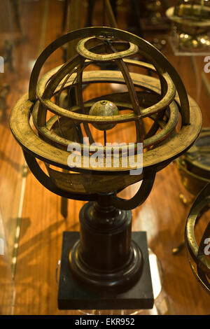 Sphère armillaire en laiton vieilli sur un support en bois Banque D'Images