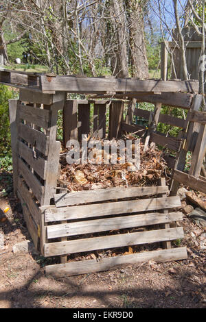 Un bac à compost fait maison à l'extérieur fait de bois recyclé et plein de niveaux différents de compost à différents stades de décomposition Banque D'Images