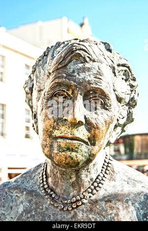 Statue d'Agatha Christie à Torquay ; Büste von Agatha Christie auf der Promenade à Torquay Banque D'Images