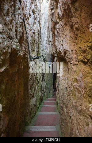 Passage dans le Split Mountain (Montagna Spaccata), Mont Orlando Regional Park, Gaeta, Latium, Italie Banque D'Images