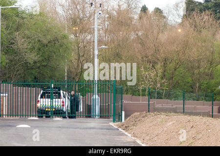 Leicester, Royaume-Uni. 13 avril, 2015. Les voyageurs refusent de passer à un tout nouveau camp de voyageurs qui a été construit à Leicester en raison des objections à l'enceinte de surveillance CCTV. C'est l'un des trois camps qui ont été construites à Leicester. Un garde de sécurité avec un chien de garde maintenant le site vide sécuritaire. Credit : ANDRYPHOT/Alamy Live News Banque D'Images