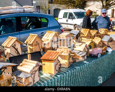 Oiseaux en bois faits à la main des boîtes et les mangeoires à juste en plein air - France. Banque D'Images