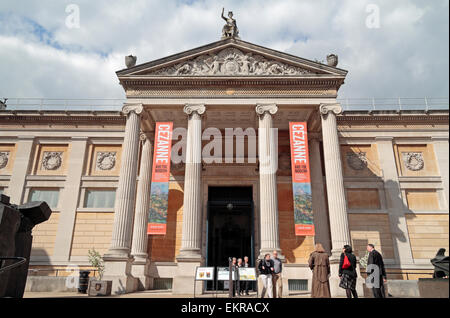 Entrée de l'Ashmolean Museum sur la rue Beaumont, Oxford, Oxfordshire, Angleterre. Banque D'Images