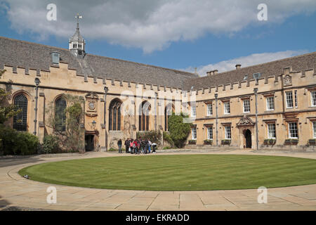Les touristes dans le quadrilatère (quad avant) à St John's College, University of Oxford, Oxford, Oxfordshire, Angleterre. Banque D'Images