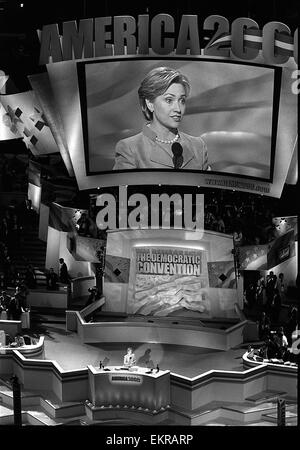 Los Angeles, Californie, USA. 13 avr, 2015. Photo de fichier.UNITED CALIFORNIES - le 14 août 2000. Hillary Clinton parle à la Convention démocrate de Los Angeles. Los Angeles, Californie. Se terminant deux ans de spéculation et coy démentis, Hillary Rodham Clinton a annoncé dimanche qu'elle allait demander la présidence pour un deuxième temps, l'établissement immédiatement elle-même comme le probable candidat démocrate.2016 ARORIZO Arorizo © Armando ARMANDO/Prensa Internacional/ZUMA/Alamy Fil Live News Banque D'Images