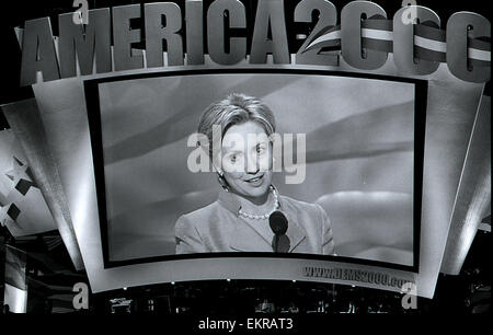 Los Angeles, Californie, USA. 13 avr, 2015. Photo de fichier.UNITED CALIFORNIES - le 14 août 2000. Hillary Clinton parle à la Convention démocrate de Los Angeles. Los Angeles, Californie. Se terminant deux ans de spéculation et coy démentis, Hillary Rodham Clinton a annoncé dimanche qu'elle allait demander la présidence pour un deuxième temps, l'établissement immédiatement elle-même comme le probable candidat démocrate.2016 ARORIZO Arorizo © Armando ARMANDO/Prensa Internacional/ZUMA/Alamy Fil Live News Banque D'Images