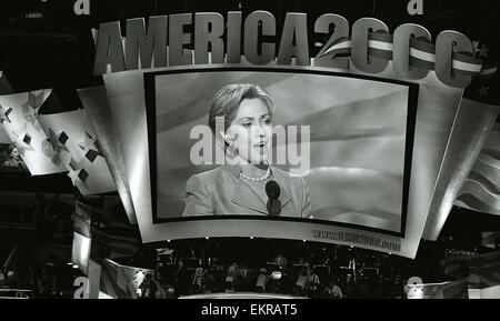 Los Angeles, Californie, USA. 13 avr, 2015. Photo de fichier.UNITED CALIFORNIES - le 14 août 2000. Hillary Clinton parle à la Convention démocrate de Los Angeles. Los Angeles, Californie. Se terminant deux ans de spéculation et coy démentis, Hillary Rodham Clinton a annoncé dimanche qu'elle allait demander la présidence pour un deuxième temps, l'établissement immédiatement elle-même comme le probable candidat démocrate.2016 ARORIZO Arorizo © Armando ARMANDO/Prensa Internacional/ZUMA/Alamy Fil Live News Banque D'Images