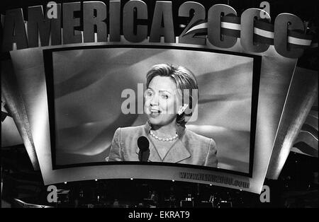 Los Angeles, Californie, USA. 13 avr, 2015. Photo de fichier.UNITED CALIFORNIES - le 14 août 2000. Hillary Clinton parle à la Convention démocrate de Los Angeles. Los Angeles, Californie. Se terminant deux ans de spéculation et coy démentis, Hillary Rodham Clinton a annoncé dimanche qu'elle allait demander la présidence pour un deuxième temps, l'établissement immédiatement elle-même comme le probable candidat démocrate.2016 ARORIZO Arorizo © Armando ARMANDO/Prensa Internacional/ZUMA/Alamy Fil Live News Banque D'Images