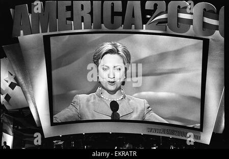 Los Angeles, Californie, USA. 13 avr, 2015. Photo de fichier.UNITED CALIFORNIES - le 14 août 2000. Hillary Clinton parle à la Convention démocrate de Los Angeles. Los Angeles, Californie. Se terminant deux ans de spéculation et coy démentis, Hillary Rodham Clinton a annoncé dimanche qu'elle allait demander la présidence pour un deuxième temps, l'établissement immédiatement elle-même comme le probable candidat démocrate.2016 ARORIZO Arorizo © Armando ARMANDO/Prensa Internacional/ZUMA/Alamy Fil Live News Banque D'Images