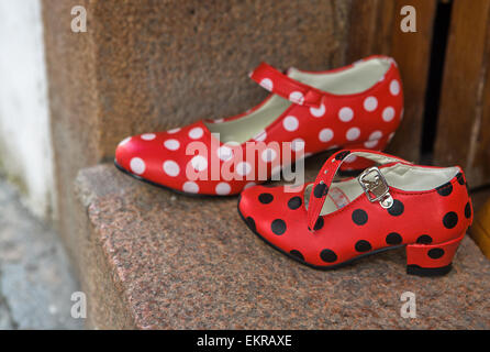 Gypsy chaussures rouges avec polka dot points chauds dans la rue du marché Banque D'Images