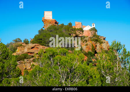 Vue sur le Sanctuaire de la Mare de Déu de la Roca, dans le haut d'une colline, à Mont-roig del Camp, Catalogne, Espagne Banque D'Images