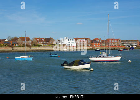 Bateaux amarrés dans le port Emsworth lors d'une journée ensoleillée. Des yachts, des petits bateaux avec la ville en arrière-plan Banque D'Images