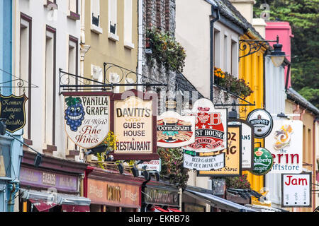 Des enseignes de pub colorée à Kenmare, comté de Kerry, Irlande Banque D'Images