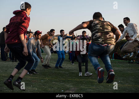 Le Caire, Égypte. 13 avr, 2015. Les jeunes hommes égyptiens jouer à des jeux sur le parc Al-Azhar au Caire, Égypte, le 13 avril 2015. Les Egyptiens ont célébré lundi la traditionnelle "harm El Nassim', ou le festival de brise de printemps, qui marque le début du printemps. Source : Xinhua/Chaoyue Pan/Alamy Live News Banque D'Images