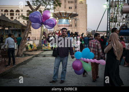 Le Caire, Égypte. 13 avr, 2015. Un Égyptien vendeur ballon pose dans un parc d'attractions près de la parc Al-Azhar au Caire, Égypte, le 13 avril 2015. Les Egyptiens ont célébré lundi la traditionnelle "harm El Nassim', ou le festival de brise de printemps, qui marque le début du printemps. Source : Xinhua/Chaoyue Pan/Alamy Live News Banque D'Images