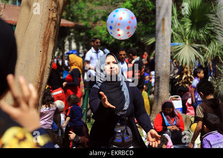 Le Caire, Égypte. 13 avr, 2015. Une femme égyptienne joue avec un ballon au Zoo de Gizeh au Caire, Égypte, le 13 avril 2015. Les Egyptiens ont célébré lundi la traditionnelle "harm El Nassim', ou le festival de brise de printemps, qui marque le début du printemps. Credit : Ahmed Gomaa/Xinhua/Alamy Live News Banque D'Images