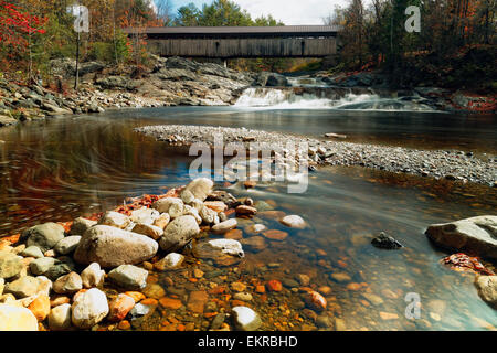 Low Angle View of la Cours Pont couvert sur la rivière Ammonoosuc sauvages, baignoire, New Hampshire Banque D'Images