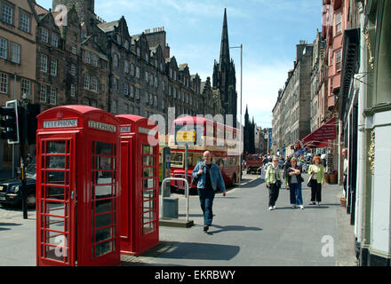 Des cabines téléphoniques le long de la Royal Mile à Édimbourg, Écosse Royaume-Uni GB Europe Banque D'Images